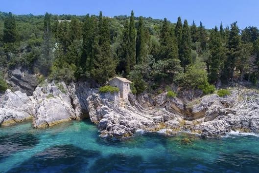 St. Arsenios is a quiet hidden gem, best discovered by boat. With crystal-clear waters and a peaceful natural setting, it’s the perfect spot to anchor, swim, and enjoy total relaxation away from the crowds.